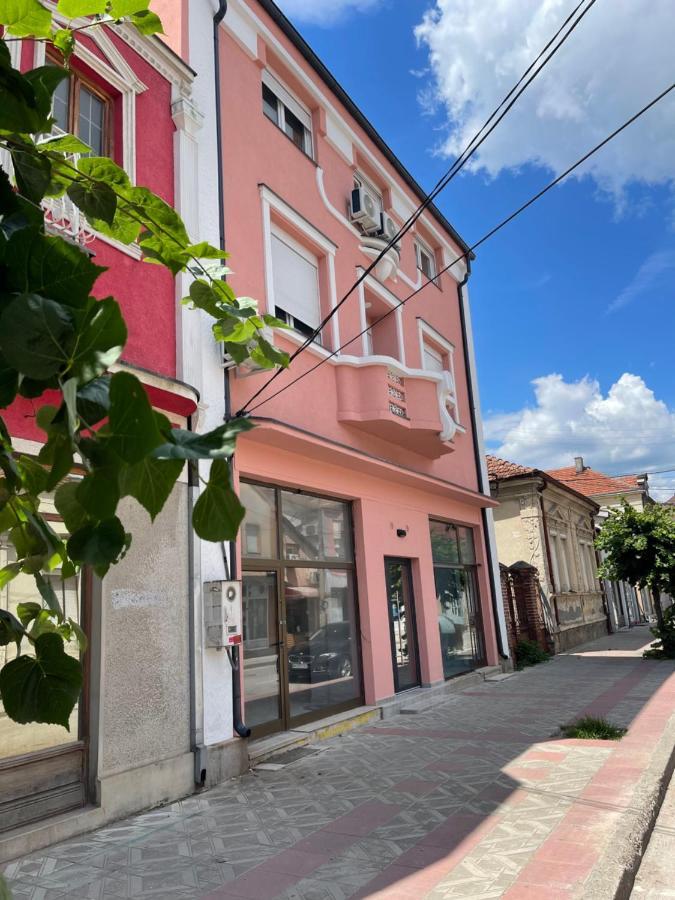 Pink House Apartments Jagodina Buitenkant foto