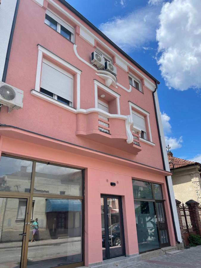 Pink House Apartments Jagodina Buitenkant foto
