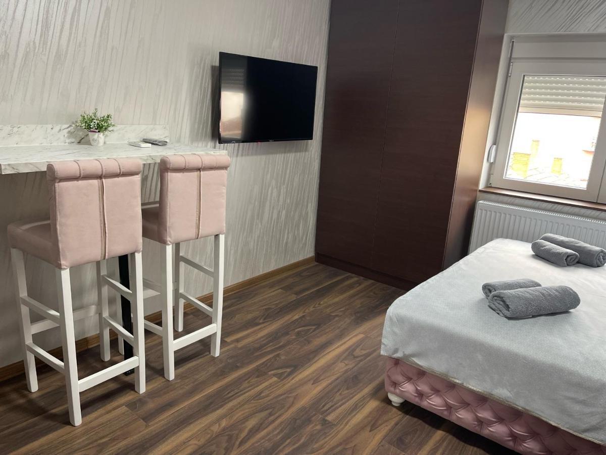 Pink House Apartments Jagodina Buitenkant foto