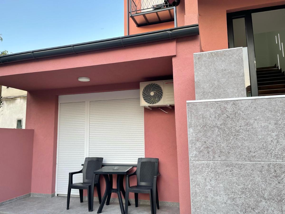Pink House Apartments Jagodina Buitenkant foto